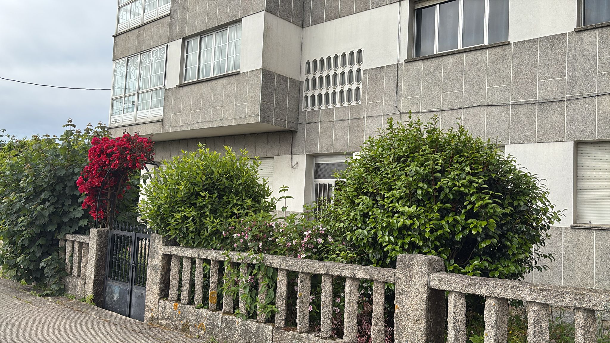 Edificio de tres plantas con parcela en O Grove
