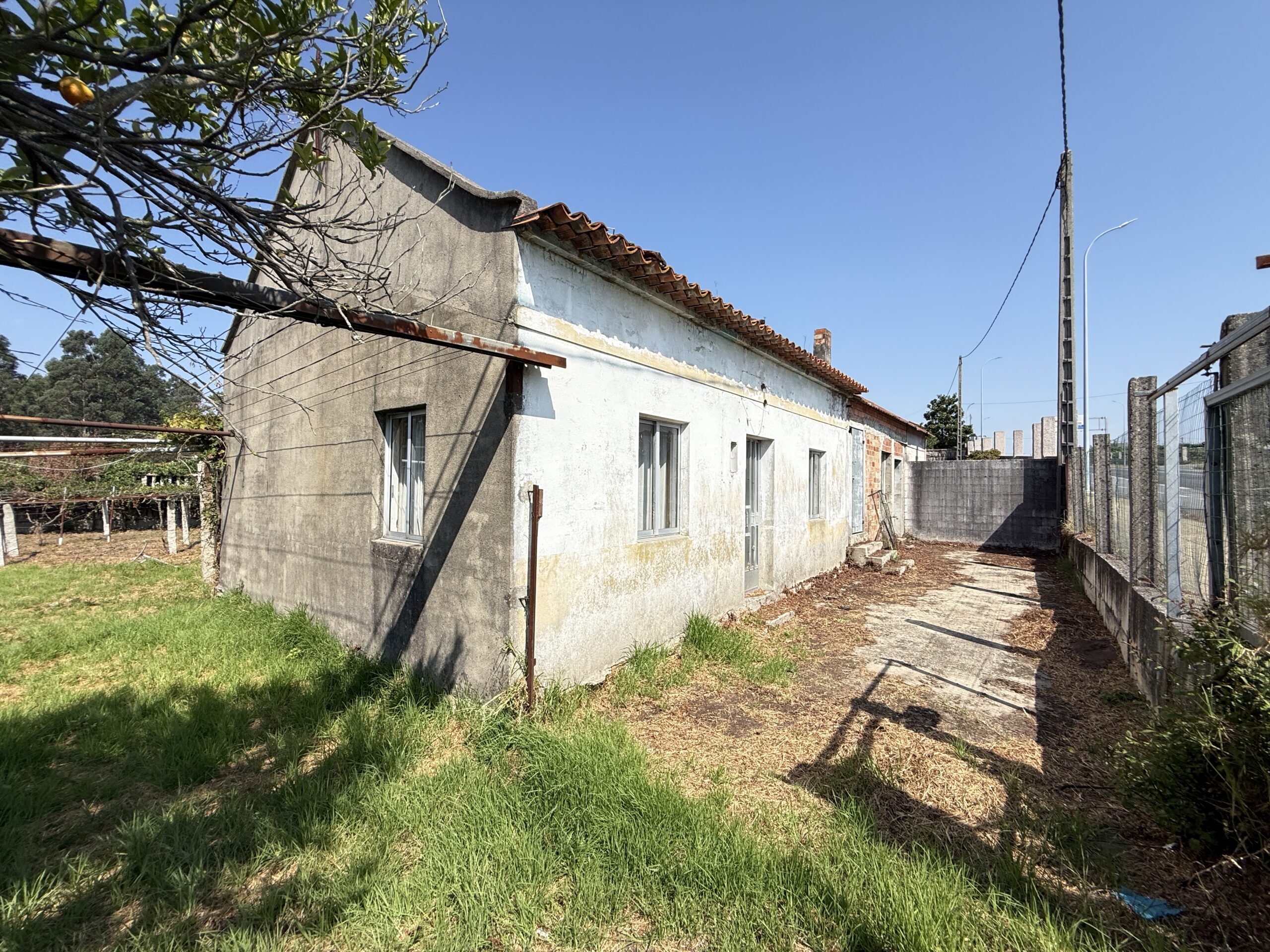 Casa para rehabilitar con parcela en Castrelo